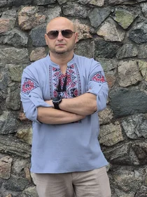 Прикольные футболки: Вишиванка с червоним та чорним орнаментом